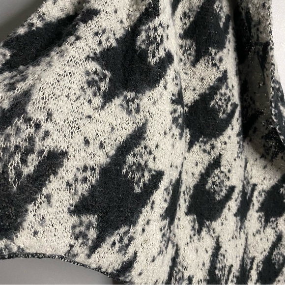 Modena Soft Chunky Knit Black and White Patterned Scarf - Picture 6 of 6